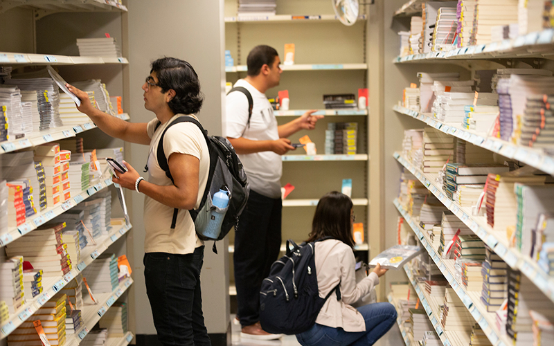 students in Titan Shops looking for books
